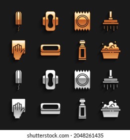 Set Bar de jabón, Cabeza de ducha, Cuenca con suds, pasta dental de tubo, Servicio de limpieza, Paquete de preservativos sexo seguro, tampón sanitario e icono de servilleta. Vector
