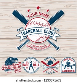 Juego de insignias del club de béisbol o softball. Vector. Concepto de pantalones o logotipo, impresión, parche o tee. Diseño de tipografía vintage con bates de béisbol, bateo y bola para silueta de béisbol.