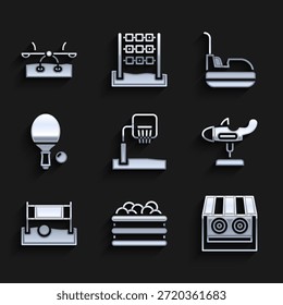 Conjunto de tablero de baloncesto, piscina con bolas, Galería de tiro, plano de oscilación, red de voleibol, raqueta y, coche de parachoques e ícono de balancín. Vector