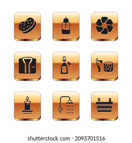 Ponga esponja de baño, vela de Aroma, ducha, botella de aceite esencial, albornoz, flor, cubo de la Sauna e icono. Vector