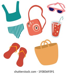 Conjunto de accesorios de playa. Artículos de verano: chanclas, gafas de sol, traje de baño, cóctel, cámara, bolsa de playa. Ilustración vectorial plana coloreada aislada en fondo blanco