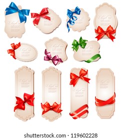 Juego de bellas tarjetas retro con arcos de regalo rojos con cintas Vector