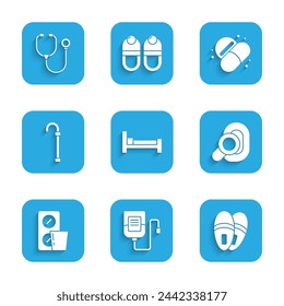 Set Cama, bolso IV, zapatillas, audífono, paquete de ampollas de píldoras, bastón de bastón, píldora o tableta de medicina y el icono del estetoscopio. Vector