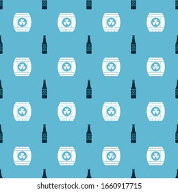 Colocar el frasco de cerveza con cuatro trébol de hojas y el barril de madera con cuatro trébol de hojas sobre un patrón sin fisuras. Vector