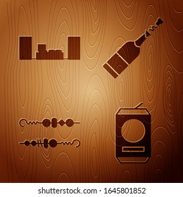Set Beer can , Home estéreo con dos altavoces , Kebab a la parrilla y botella de champán sobre fondo de madera. Vector