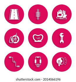 Ajuste neumático perforado de bicicleta, soporte móvil, lámpara de cabeza, llave inglesa, pedales, estacionamiento, guantes e icono de carril. Vector