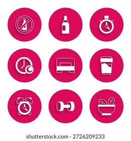 Cama grande, mancuerna, ensalada en tazón, vidrio con agua, reloj despertador, hora de dormir, cronómetro y no icono de alcohol. Vector
