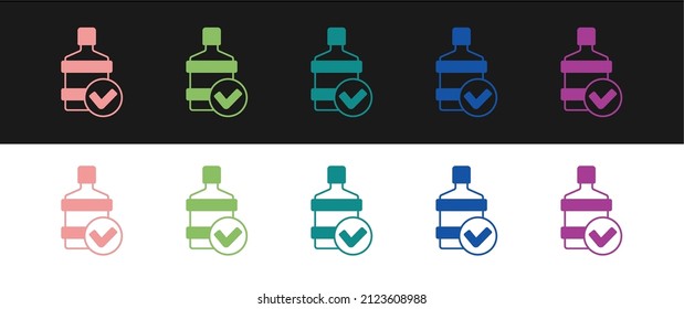 Ajuste Botella grande con icono de agua limpia aislada en fondo blanco y negro. Contenedor de plástico para el refrigerador.  Vector