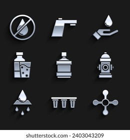 Set Botella grande con agua limpia, filtro de agua, grifo, hidrante de fuego, reciclar agua, Botella de vidrio, Lavar las manos jabón y soltar icono prohibido. Vector