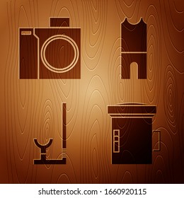 Set Big flashlight para buceo, cámara fotográfica para buceo, Snorkel y traje húmedo para buceo con fondo de madera. Vector