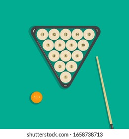 Juego de bolas de billar: 15 bolas blancas brillantes con números y una bola de cue amarilla, un cue y un triángulo sobre un fondo verde.Un equipo para jugar Billiards.Ilustración plana vectorial