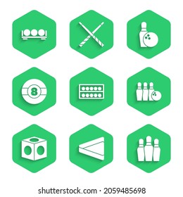Setzen Sie Billardkugeln auf einen Ständer, Dreieck, Bowlingstift, Kreide und Symbol. Vektorgrafik