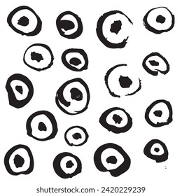 Un conjunto de círculos y anillos negros sobre un fondo blanco. Dibujo a mano libre en tinta en estilo doodle, vector.