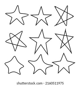 Satz von schwarz handgezeichneten Doodle-Sternen einzeln auf weißem Hintergrund.