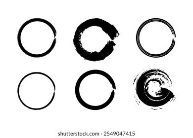 Conjunto de pinceladas circulares de pintura negra que representan el Zen enso de la caligrafía japonesa. Presenta bordes ásperos y textura de tiza granulada.
