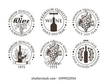 Conjunto de emblemas en blanco y negro, etiquetas, insignias, pegatinas en forma redondeada para una bodega o bodega. Logotipos de vino vectorial con racimos de uva y botellas a mano con tornillos de corcho de estilo retro