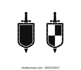 Satz von schwarz-weißen Illustrationen von Schild, Schwert auf weißem Hintergrund. Design-Element für Embleme, Etiketten, Abzeichen und Aufkleber. Vektorgrafik. Symbolismus. Heraldry.