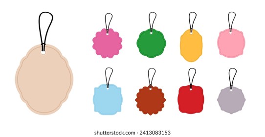 Set von leeren Etiketten in verschiedenen Formen und Farben. Leere farbige Preisschilderkollektion auf Seilen. Rabattelemente, Tags für Papierpreise oder Geschenkanhänger einzeln auf weißem Hintergrund. Vektorgrafik