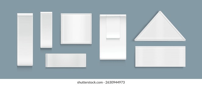 Conjunto de etiquetas de roupa branca em branco, etiquetas e emblemas modelos. Fitas de tecido vazias e autocolantes têxteis para costura em roupas. Formas retangulares e triangulares 3d realistas para marcas.