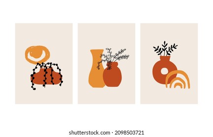 Set von Boho-Plakaten mit Keramikvasen und abstrakten Ästen und Blättern. Sammlung zeitgenössischer Kunst. Vektorgrafik. Erdtöne, pastellfarbene Terrakottönen