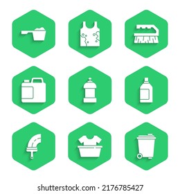 Poner botellas para el agente de limpieza, cuenca con camisa, lata de basura, ventanas de limpieza de caucho, pincel y icono del polvo de lavado. Vector
