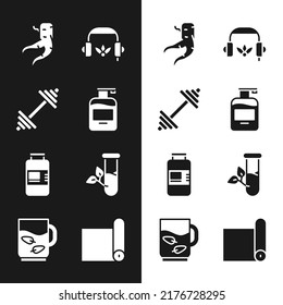 Set Botella de jabón líquido, Dumbbell, raíz de jengibre, audífonos para meditación, suero de colágeno, vidrio de laboratorio y hojas, rollo de estera de fitness e icono de la hoja de té de la copa. Vector