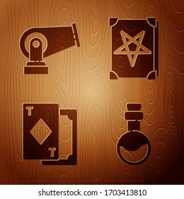 Set Botella con poción amorosa, cañón, cartas de jugar y libro de magia ancestral sobre fondo de madera. Vector