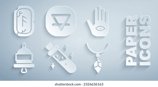 Colocar botella con poción, mano Hamsa, campana de alarma, cristal de collar, elemento de la Tierra e icono de carreras mágicas. Vector
