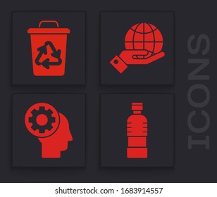 Set Botella de agua, Papelera de reciclaje con símbolo de reciclaje, Manos humanas sujetando el globo terrestre y cabeza humana con engranaje dentro icono. Vector