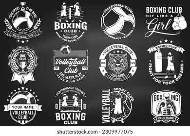 Set von Boxclub und Volleyball Club Badge, Logo-Design auf der Tafel. Vektorgrafik. Monochrome Vintage-Kennzeichnung, Aufkleber mit Volleyball, Spieler, Schiedsrichter, Boxer, Handschuhe, Sprungseil für Boxen und