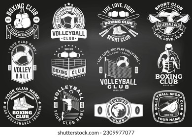 Set von Boxclub und Volleyball Club Badge, Logo-Design auf der Tafel. Vektorgrafik. Monochrome Vintage-Kennzeichnung, Aufkleber mit Volleyball, Spieler, Schiedsrichter, Boxer, Handschuhe, Sprungseil für Boxen und