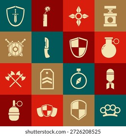 Conjunto de nudillos de latón, bomba de aviación, granada de mano, shuriken ninja japonés, cuchillo militar, escudo de madera con espadas cruzadas, icono medieval y escudo. Vector