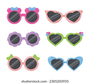 Eine Reihe heller Sonnenbrillen. Kinderbrille