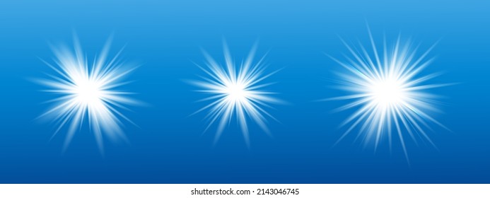 Conjunto de brillantes resplandores del sol o estrellas brillando con rayos de luz sobre un fondo azul del cielo