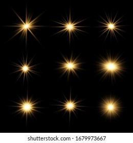 Conjunto de Estrella brillante. La luz amarilla resplandeciente estalla sobre un fondo transparente.  Sol claro y brillante. Centrar un flash brillante. Partículas mágicas de polvo espumoso. El vector brilla.
