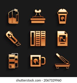 Set Broschüre, Kaffeetasse, Papierschneider, File Document, Pantone, Stationery Messer, gehen und Drucker Tinte Flasche Symbol. Vektorgrafik