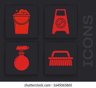 Colocar el Pincel para la limpieza , Cubo con espuma y burbujas , Plano húmedo y limpieza en curso y Limpieza del frasco de spray con icono líquido detergente. Vector