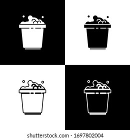 Coloque el icono de cubo con suds de jabón aislado en fondo blanco y negro. Tazón con agua. Lavado de ropa, equipo de limpieza. Ilustración vectorial