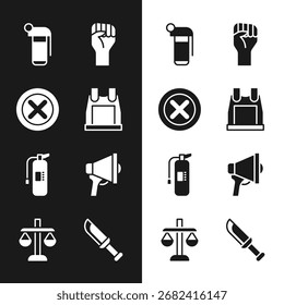 Conjunto chaleco antibalas, marca X, cruz en círculo, granada de mano, mano levantada con el puño apretado, extintor de incendios, megáfono, cuchillo militar e icono de justicia de escalas. Vector