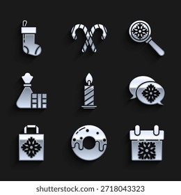 Set Brennende Kerze im Kerzenständer, Donut mit süßer Glasur, Kalender, Schneeflocke Sprechblase, Weihnachtspapier Einkaufstasche, Geschenkbox, Lupe Glas Schneeflocke und Strumpf-Symbol. Vektorgrafik