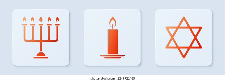 Ponga una vela quemando en un candelabro, una menorah de Hanukkah y una estrella de David. Botón cuadrado blanco. Vector