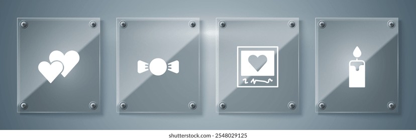 Conjunto de vela ardiente, marcos de fotos corazones, pajarita y corazón. Paneles de vidrio cuadrados. Vector