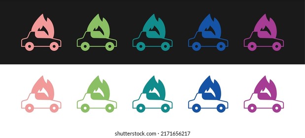 Ajuste el icono de quemado del coche aislado en fondo blanco y negro. Coche en llamas. Auto roto cubierto con fuego y humo.  Vector