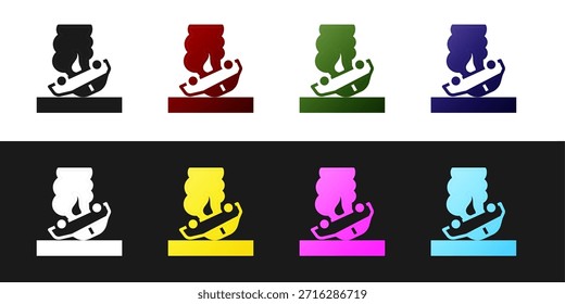Conjunto Icono de coche en llamas aislado en fondo blanco y negro. Coche en llamas. Auto roto cubierto de fuego y humo.  Vector