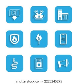 Set Burning Match mit Feuer, Feuermelder-System, Megaphone, Mobile Notruf 911, Schlauch-Rollen, Schutzschild, Bau von Station und Ausgang Icon. Vektorgrafik