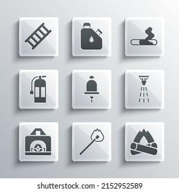 Fijar el fósforo de quema con fuego, fuego, rociador de fuego, campana de alarma, chimenea interior, extinguidor, escape e icono de cigarrillo. Vector