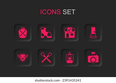 Ponga el fósforo de quema con fuego, botas de caza, botella de agua de Canteen, linterna de camping, cartuchos, cámara fotográfica, tienda de caza y antángulos de ciervos en el icono del escudo. Vector
