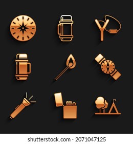 Fijar el juego de quemado con fuego, encendedor, bandera de tienda de turismo, brújula, linterna, contenedor Thermos, Slingshot e icono. Vector