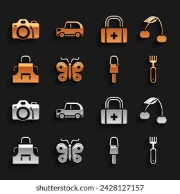 Conjunto de mariposa, cereza, tenedor, helado, delantal de cocina, kit de primeros auxilios, cámara de fotos e icono del coche. Vector