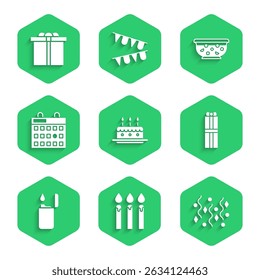Set Bolo com velas em chamas, bolo de aniversário, confete festivo, caixa de presente, isqueiro, calendário, boliche mista e ícone. Vetor